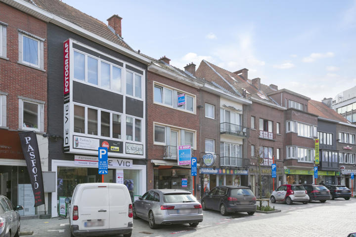 Deels gerenoveerd handelspand met woonst in het centrum van Aalst.
