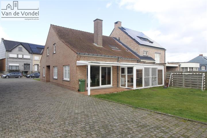 Woning met 2 slaapkamers en ruime zolder te huur.