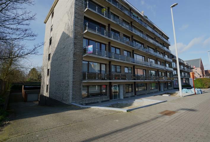 Ruim 3 slaapkamer appartement met garage te Aalst.