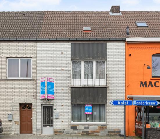 Ruime woning met parking en tuin te Erembodegem.