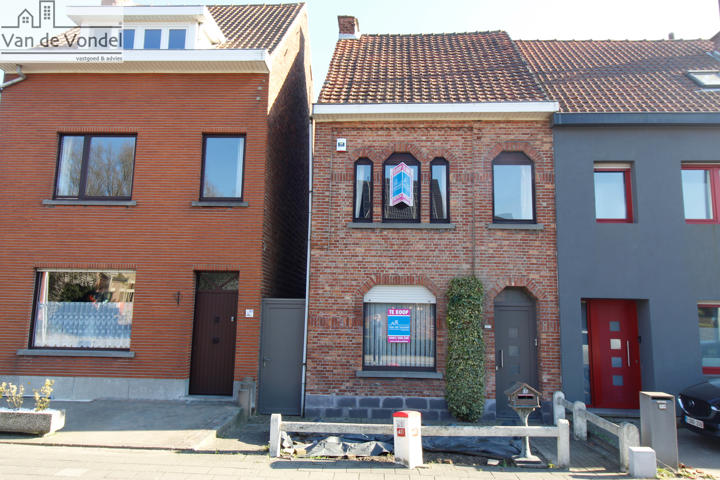 Op te frissen woning met tal van mogelijkheden te Moorsel.