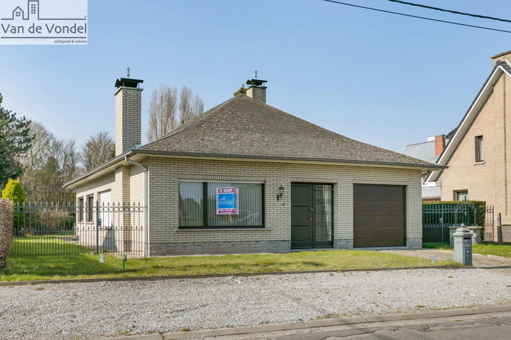 Ruime bungalow op een perceel van 13a te Erembodegem. 