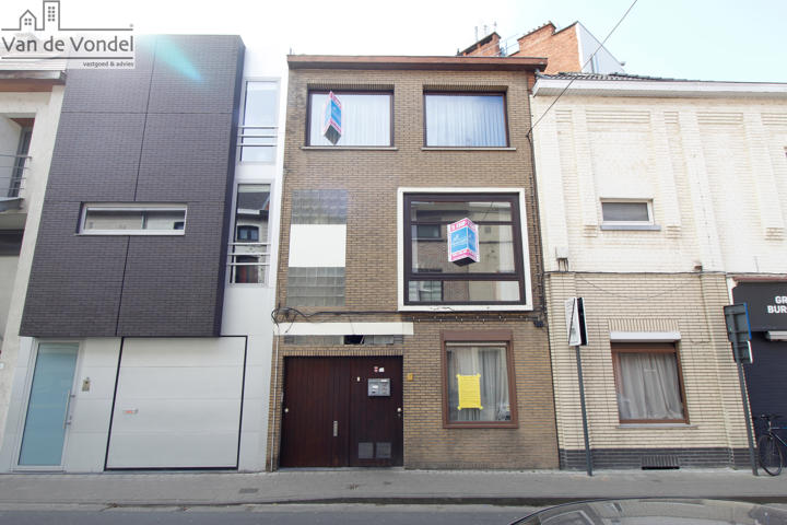 Appartementsgebouw met 2 appartementen te centrum Aalst.