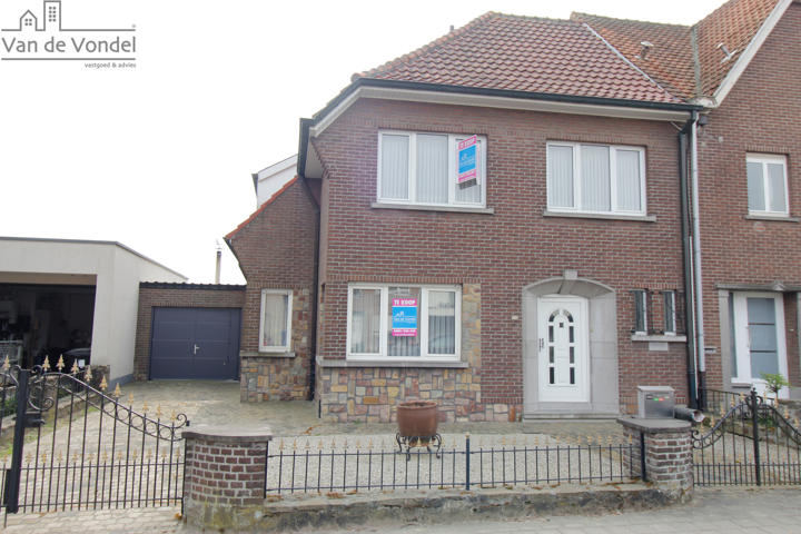 Op te frissen solide woning met garage aan de stadsrand van Aalst.