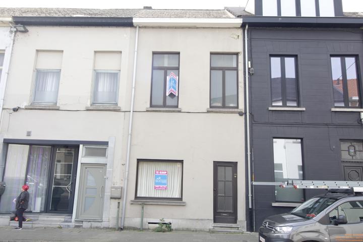 Te renoveren woning met 2 slaapkamers in het centrum van Aalst.