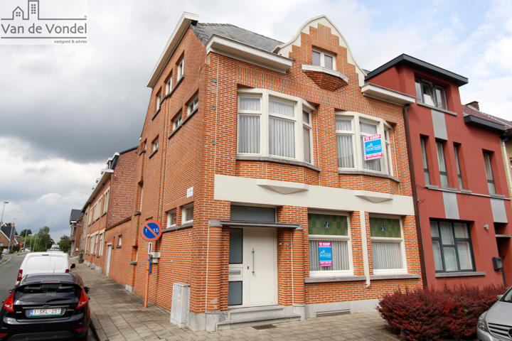 Ruime woning met koer te Hofstade.