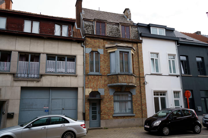 Te renoveren woning met 4 slpks in het centrum van Aalst.