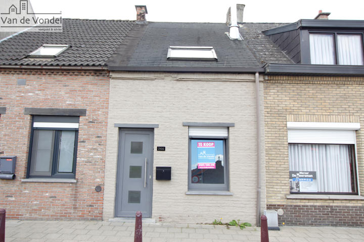 Woning met tuin en 3 slaapkamers te Erembodegem.