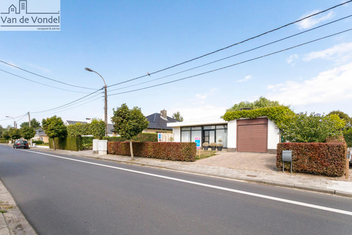 Lichtrijke bungalow met 4 slpks, garage en tuin te Ichtegem.