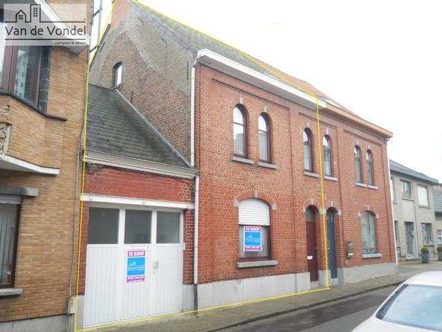 Zeer ruime woning met tuin en garage te Erembodegem.