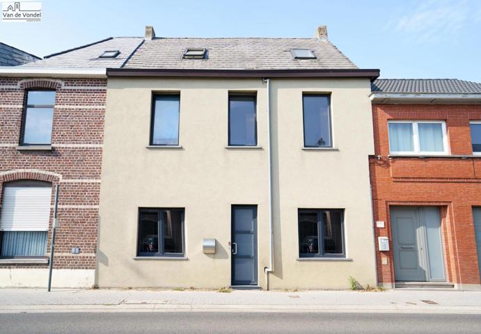 Ruime (te renoveren) woning met tuin te Schoonaarde.