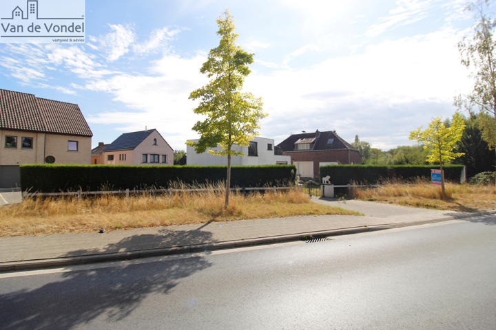 Op te frissen OB  met 3 slpks en garage te Erembodegem.