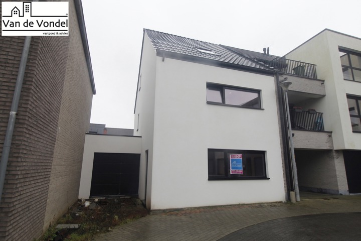 Ruwbouw - & winddichte woning met 5 slaapkamers te Denderleeuw