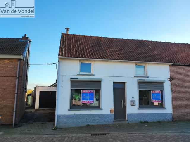 Te renoveren woning met 2 slaapkamers en garage te Roosdaal.