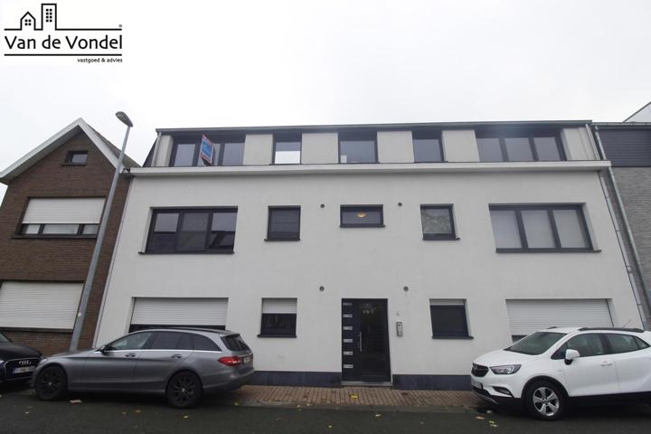 Gerenoveerd appartement met 2 slaapkamers en garage te Burst.