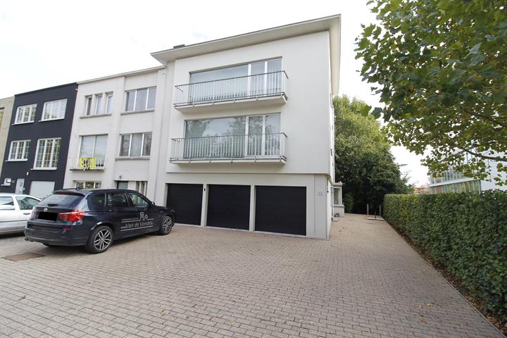 Gelijkvloers App. 1 slp + garage én staanplaats te Aalst.