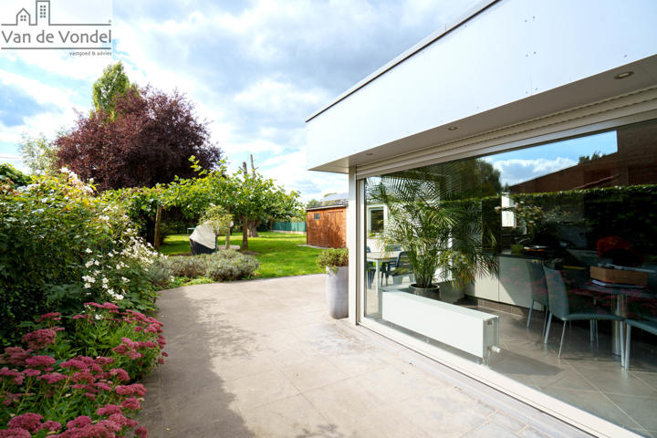 Prachtige villa op perceel van 14 are te Wichelen.