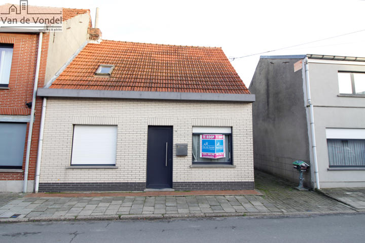 Woning met 2 slaapkamers en koer te Baasrode.