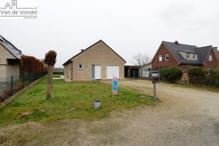 Bungalow met 2 slpks, garage en grote tuin te Mespelare.