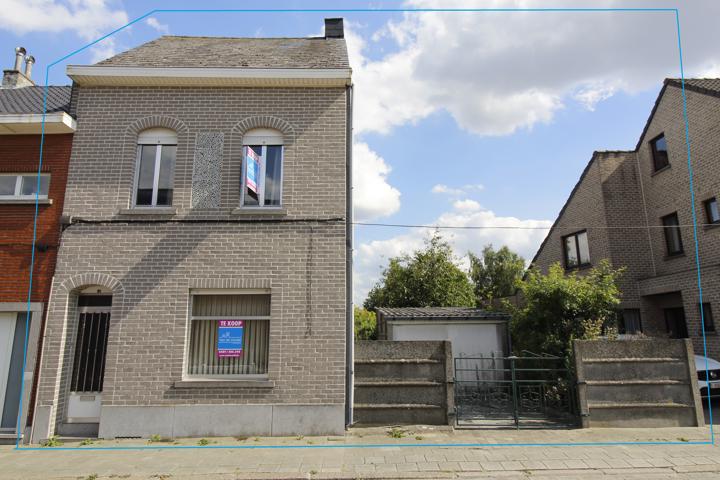 Ruime woning met tuin en garage te Aalst.