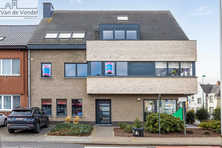 Ruim 2 slaapkamer appartement met staanplaats en zonneterras te Aalst.