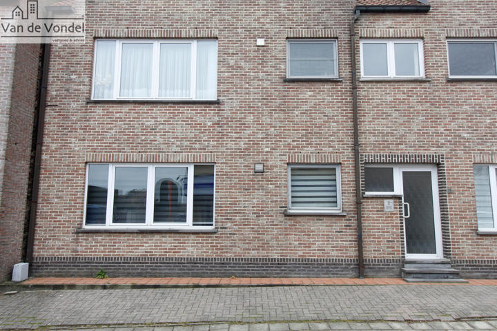 Gelijkvloers app met 2 slpks, garage en terras te Burst.