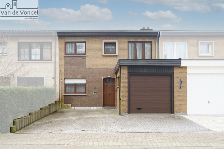 Ruime woning met tuin in rustige woonwijk te Erembodegem.