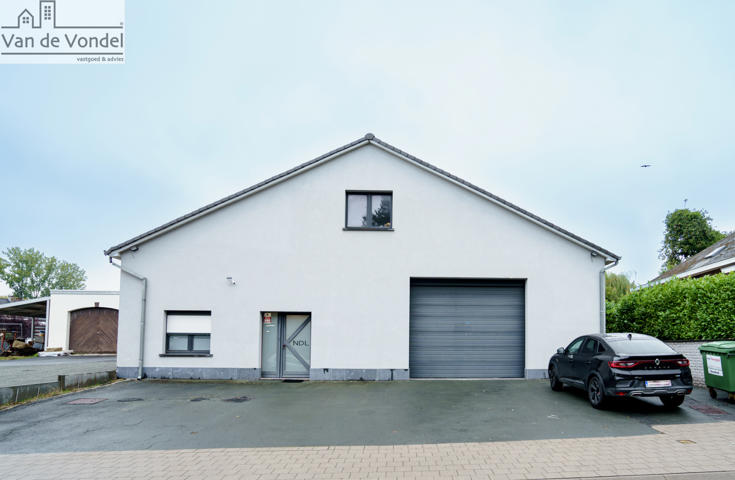 Grote opslagruimte (400m²) met woonst (161m²) & parking te Erembodegem