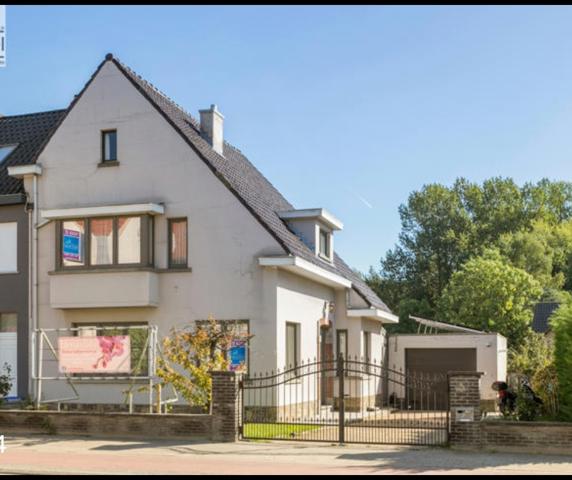 Centraal gelegen HOB met 4 slpks en tuin te Gijzegem.