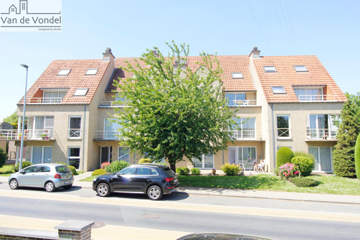 Ruim gelijkvloers appartement met garage, terras en tuin te Erembodegem.