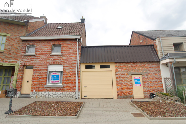 Te renoveren woning met 3 slaapkamers en garage te Lebbeke.