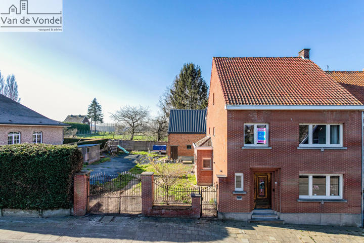 100% instapklare woning met grote tuin en bijgebouwen te Bambrugge.