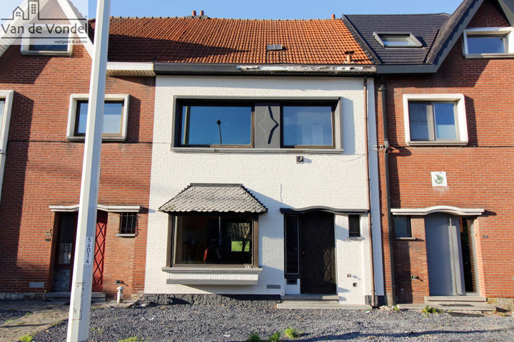 Ruime woning met 3 slaapkamers en parking te Aalst.