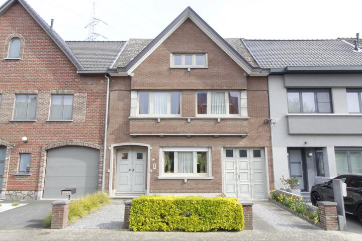 Zeer ruime woning op zeer goede locatie te Erembodegem.