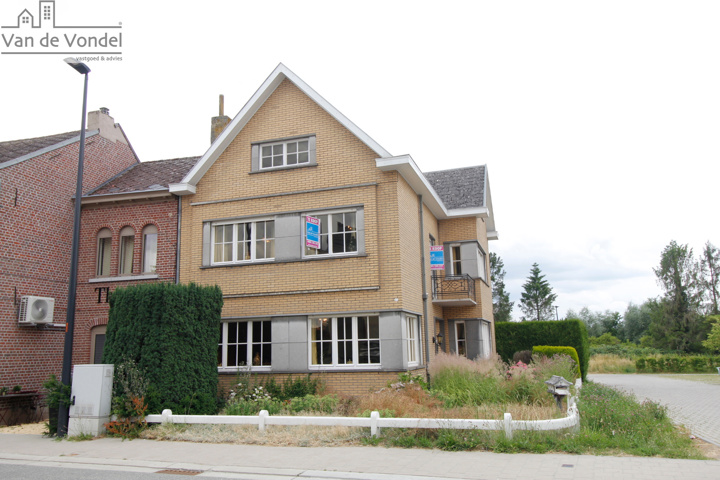 Te renoveren woning met 4 slaapkamers en 2 garages te Baardegem.