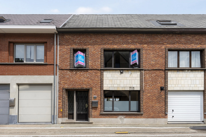 Ruime woning met zuidgerichte tuin en terras te Lebbeke. 