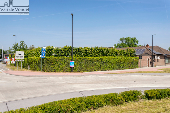 Strategisch gelegen villa met zwembad  te Aalst.