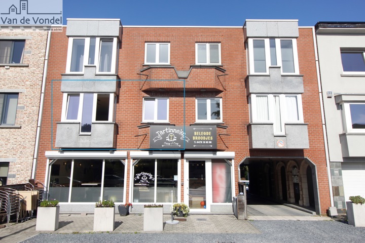 Appartement met 2 slaapkamers met groot terras (en garage) te Erembodegem.