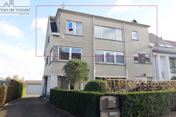 Groot app. met 3 slaapkamers én garage te Nieuwerkerken.