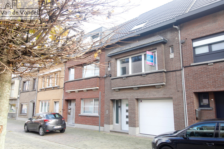Ruime, energiezuinige woning met garage en tuin te Aalst.