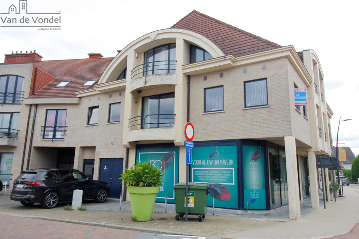 Ruim appartement met 2 slpks én parkingplaats te Erembodegem centrum.