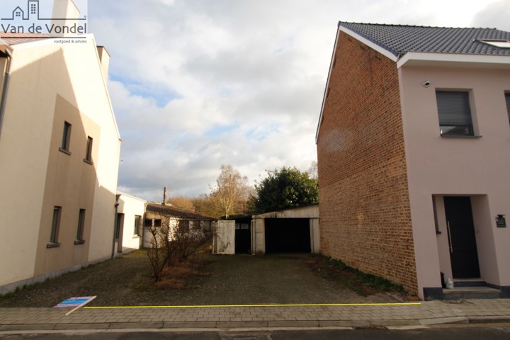 Perceel bouwgrond (1a 84ca) voor gesloten bebouwing te Erembodegem.