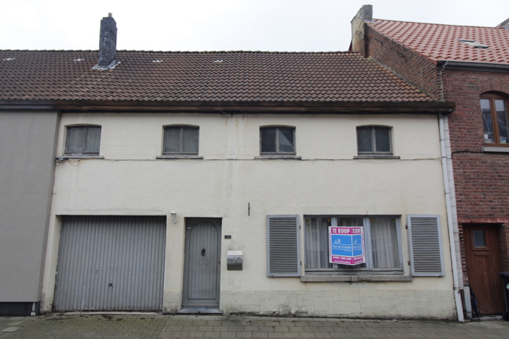Te renoveren woning met grote tuin te Erembodegem (3a62ca).