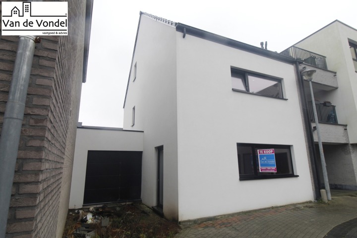 Ruwbouw - & winddichte woning met 5 slaapkamers te Denderleeuw