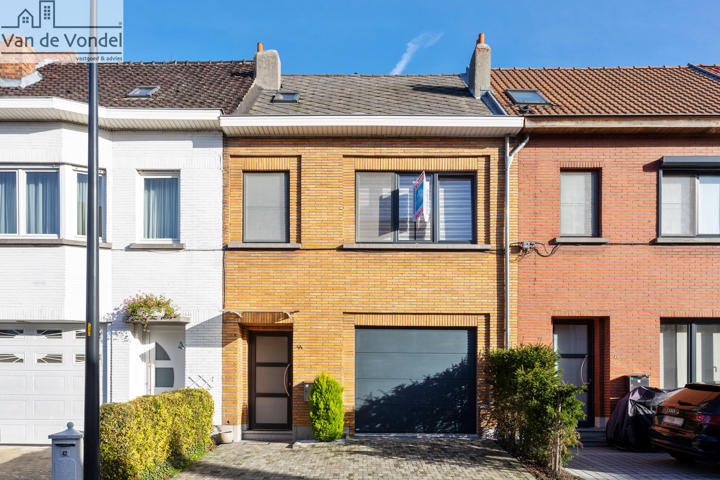 Instapklare ruime woning met 4 slaapkamers, garage en tuin .