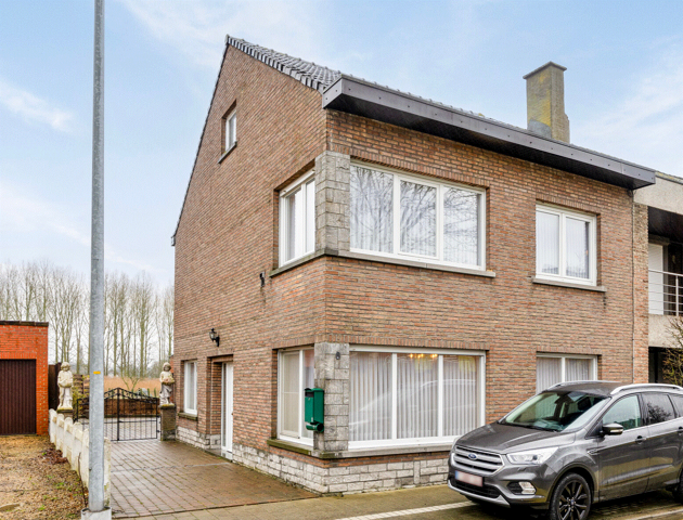 Ruime woning met 4 slpks en grote tuin te Denderleeuw