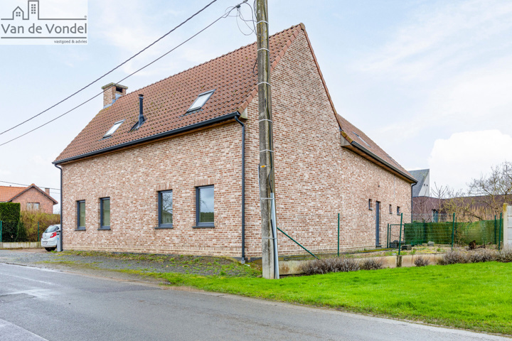 Ruime en recente woning/hoeve op landelijke ligging te Opwijk.