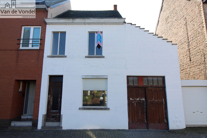 Te renoveren woning met veel mogelijkheden te Erembodegem.