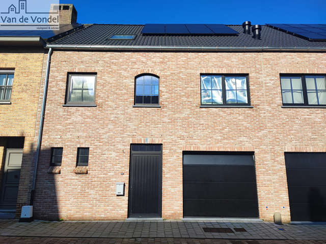 100% instapklare en zeer energiezuinige woning met tuin en 5 slpks te Welle.