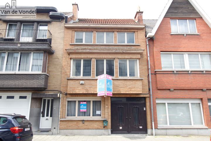 Ruime burgerwoning met werkplaats te Aalst. Strategiche ligging!